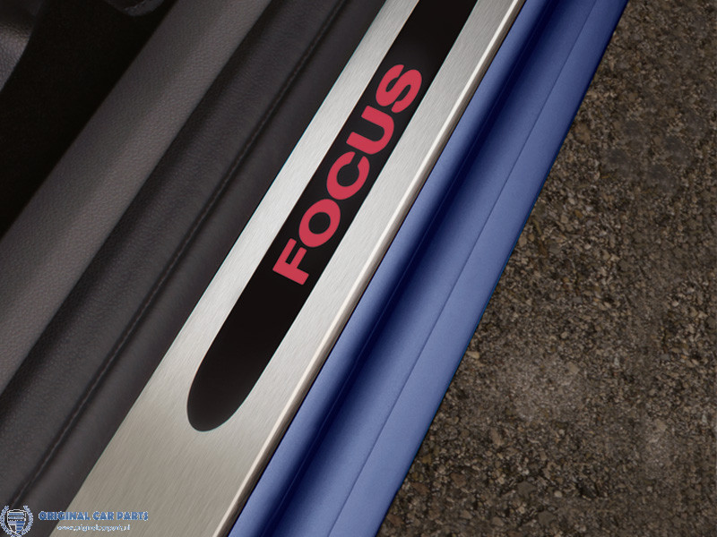Ford-Focus-2004-2011-instaplijsten-voor-3-drs-met-rood-verlicht-Focus-logo-1676401