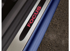 Ford-Focus-2004-2011-instaplijsten-voor-3-drs-met-rood-verlicht-Focus-logo-1676401