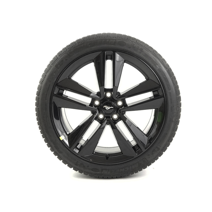 Ford Mustang (03/2015 - ..) lichtmetalen velg met winterband 19", 5 x 2-spaaksdesign, zwart