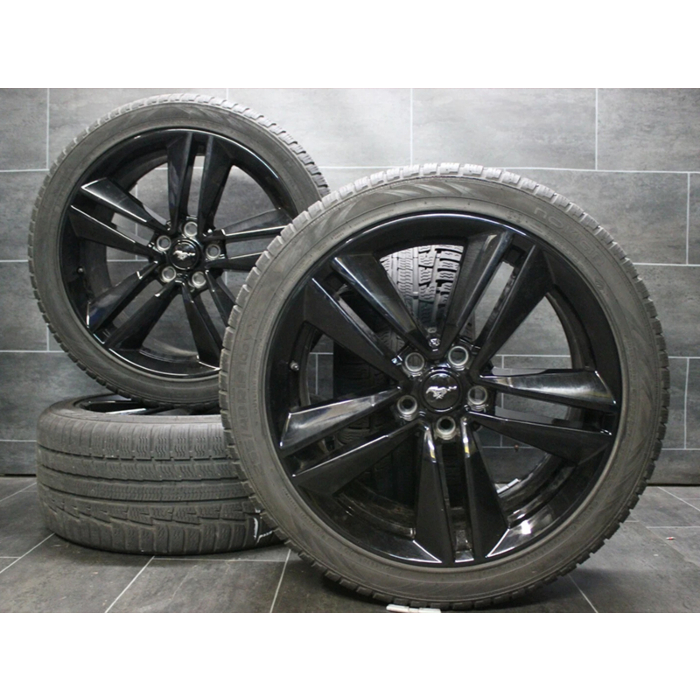 Ford Mustang (03/2015 - ..) lichtmetalen velg met winterband 19", 5 x 2-spaaksdesign, zwart