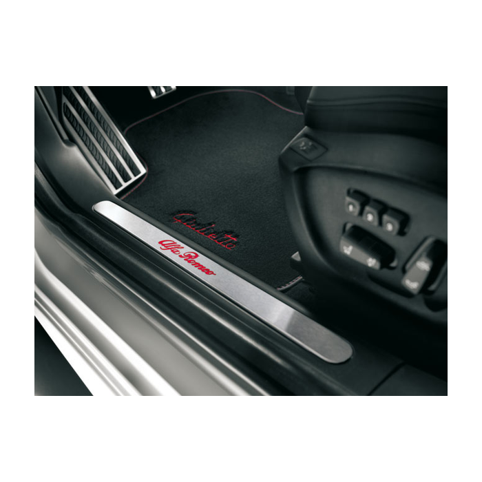 Alfa Romeo Giulietta instaplijsten verlicht met Alfa Romeo logo