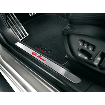 Alfa Romeo Giulietta instaplijsten verlicht met Alfa Romeo logo