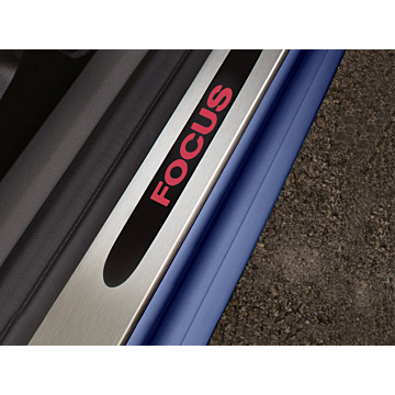Ford Focus (07/2004 - 12/2010) instaplijsten voor 5-drs / sedan / wagon, met rood verlicht Focus-logo