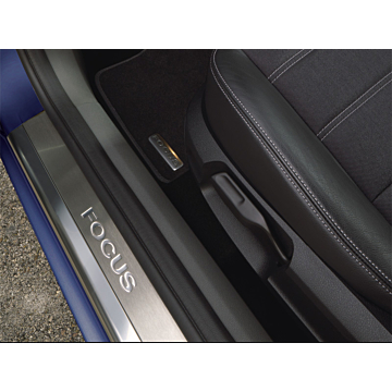 Ford Focus (07/2004 - 12/2010) instaplijsten rvs voor 3-drs, met verzonken Focus-logo