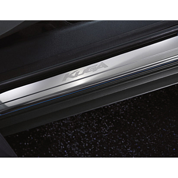 Ford Kuga (2008 - 10/2012) instaplijsten voor, met Kuga-logo