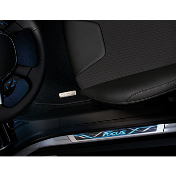 Ford Focus (01/2011 - 03/2018) instaplijsten voor, met blauw verlicht Focus-logo